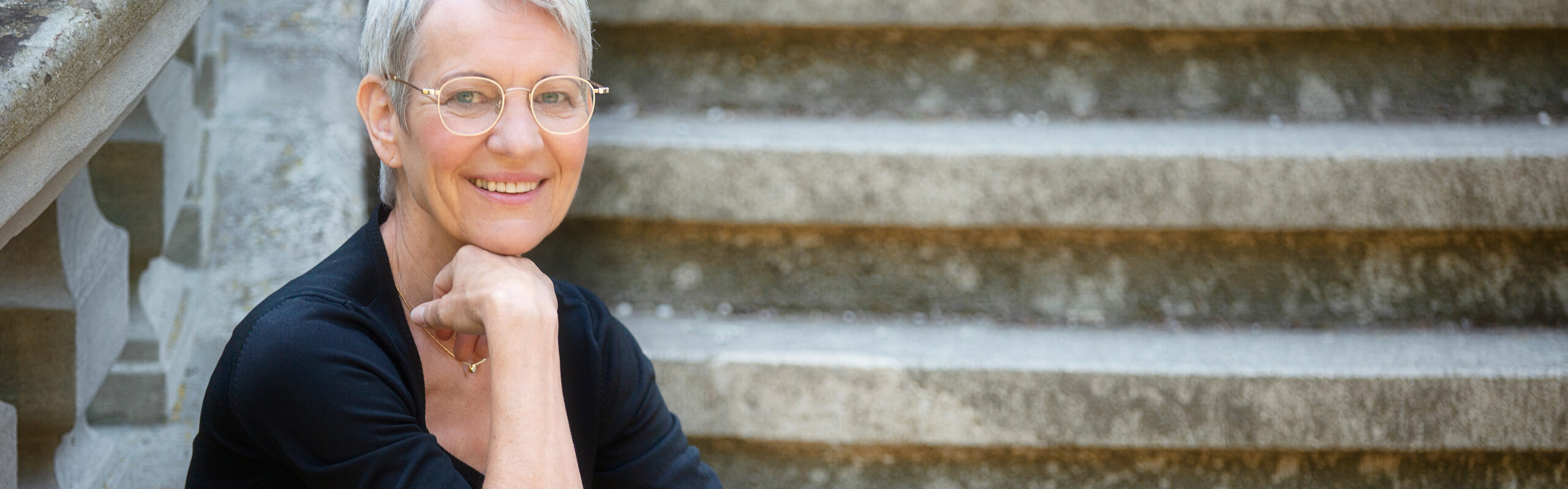 Christine Braunmiller auf Treppe